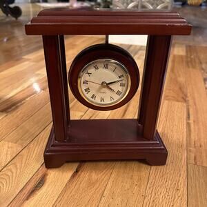 Vintage Tabletop Clock. Works Great